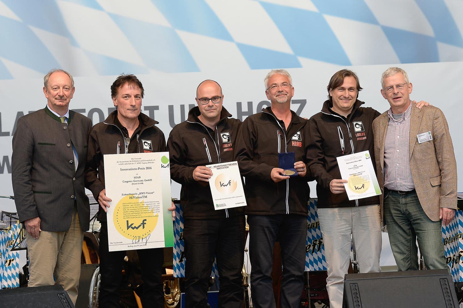 hiabs-team-accepts-the-kwf-award.-photo-source_kwf-low.jpg